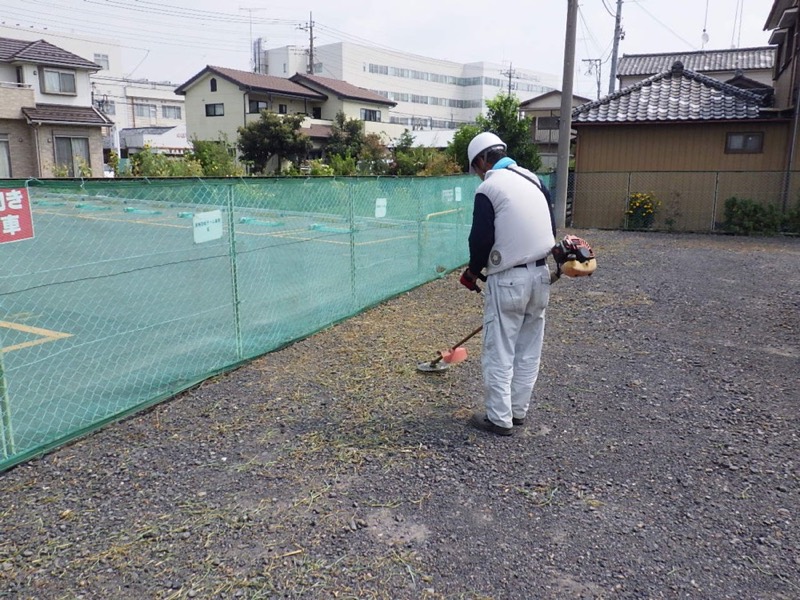 駐車場まわりの草を刈る除草作業