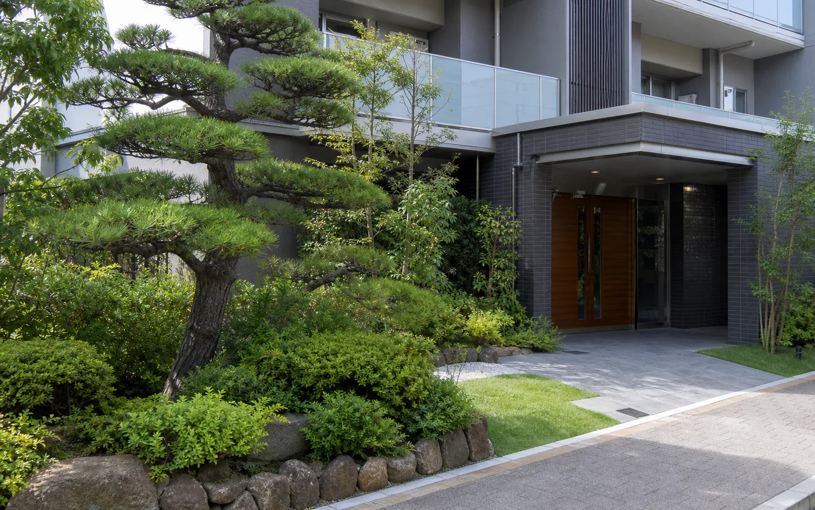 施設エントランスまわりの植栽を整えた緑地