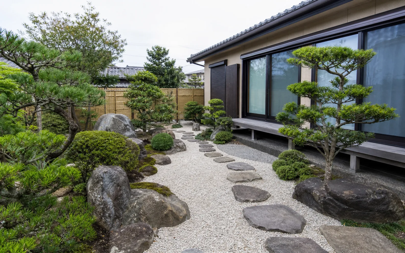飛び石と石組みを配した和風庭園